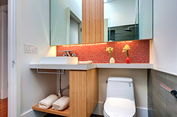 Badezimmer Rückwand-rote Mosaik-Fliesen dekorative-Vasen Handtuchhalter Regalbrett