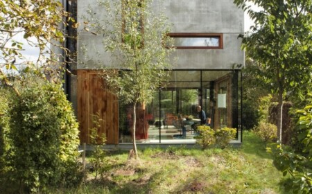 Betonhaus Flachdach-Gepo Belgien OYO Architektur Studio-überwuchert Garten-Effekt