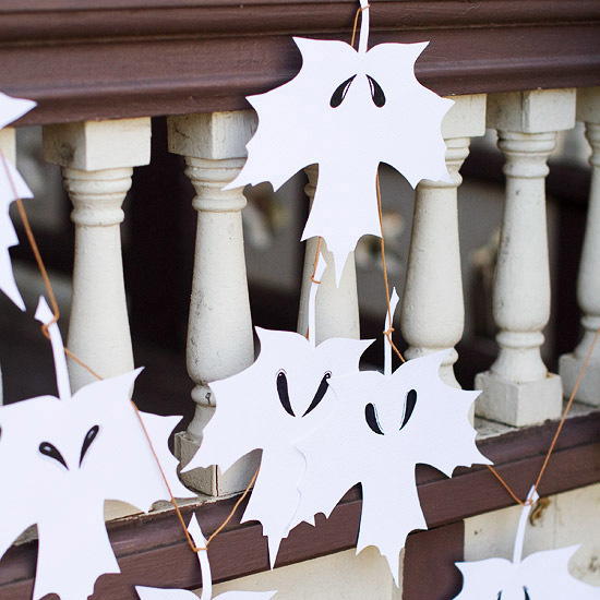 Blätter weiß-färben Gespenster-malen Ideen-Halloweenparty Gartendekoration