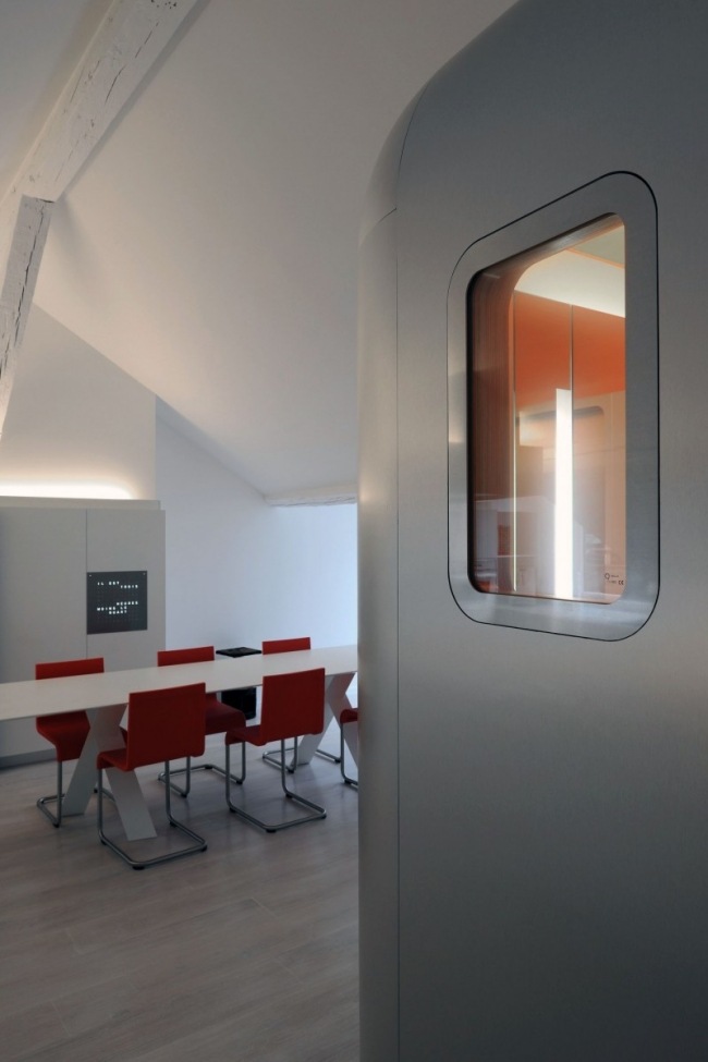 Dachwohnung Belgien-Industrial Chic-Elemente im Interieur-Rote Stühle Aluminium