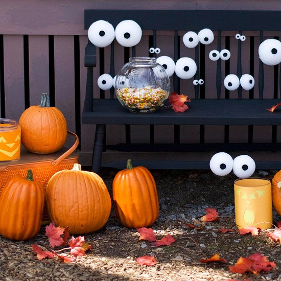 Stimmungsvolle Halloween Deko-mit kürbissen basteln-styroporkugeln Augen-furchtsam