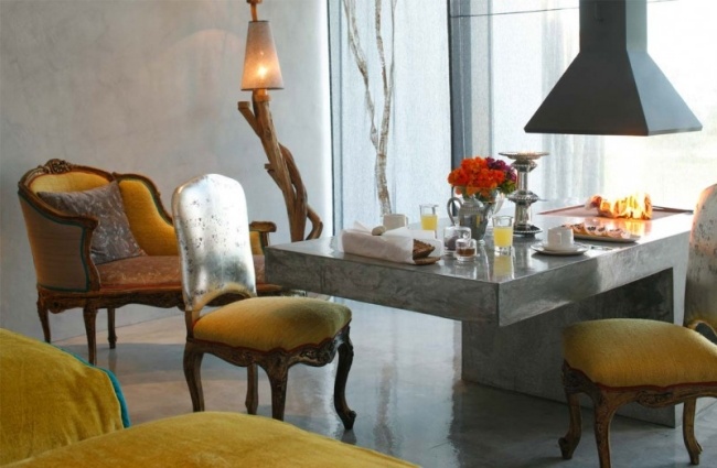 Einrichtungsstücke-Hotel Portugal-gelbe Polsterstühle-klassisch