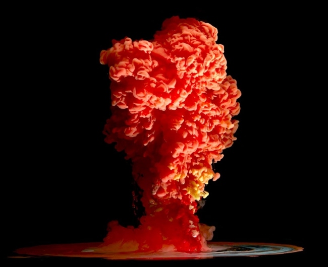 Farbexplosion unter Wasser-rot rauchig-Wolke Tinte