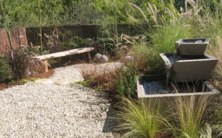 Garten Gestalten-Kies Boden Wasserbrunnen bauen-Stauden Ziergräser