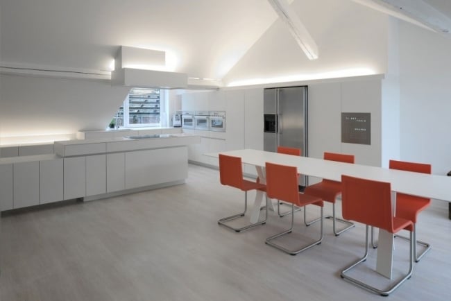 Geometrische Küche Rote Essstühle-Weiß Tisch-Innendesign Dethier-Architecture Belgien
