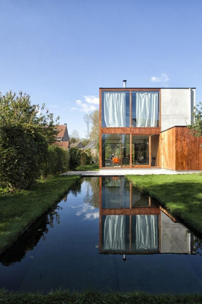 Haus Beton-Holz Verglasungen-Wasserspiegel Teich-Garten anlegen