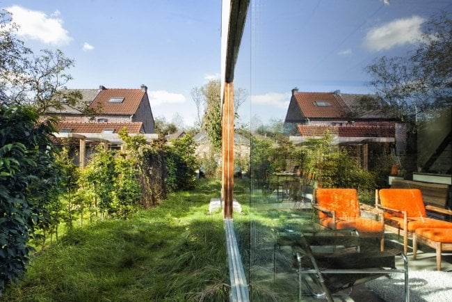 Haus aus Glas-Holz beton-Garten Teich Grünfläche Landhausstil