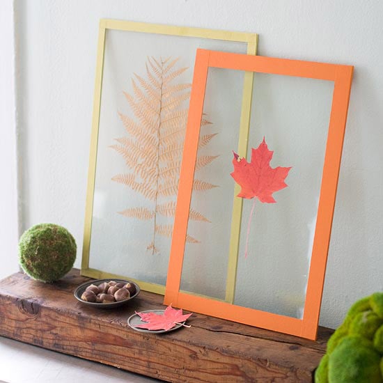 Herbstdeko idee gepressten Blättern bilderrahmen regal orange