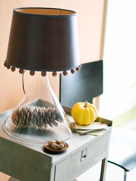 Herbstdeko idee tannenzapfen hazelnuss lampenschirm