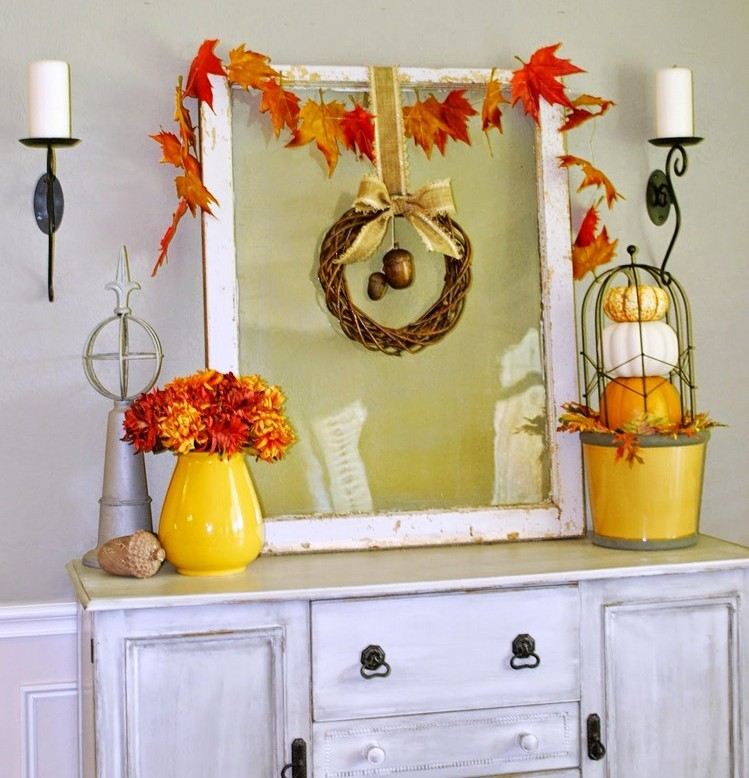 Herbstdekorationen fürs Haus -altes-fenster-kranz-girlande-herbstblaetter-gelbe-vasen