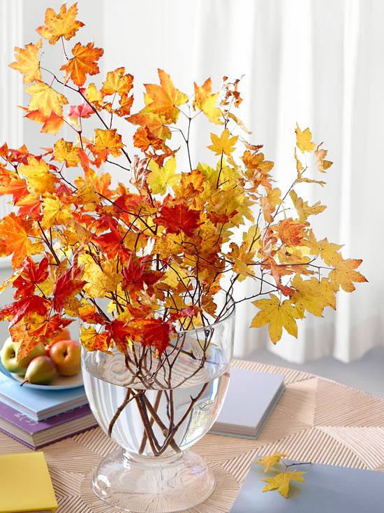 Herbstliche Tisch Dekoration-Zweige Strauß-Obstschale mit Wasser füllen