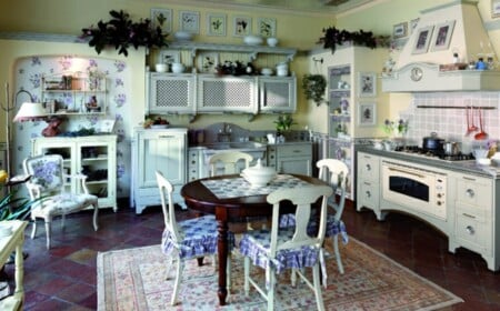 Küche traditionell Einrichtungsideen charmant lila Tapeten Deko