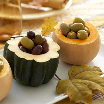 Kürbis-Deko Herbsttisch ausgehöhlte flaschenkürbisse oliven