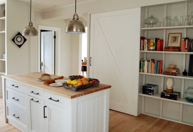 Landhaus Küche -mit Kücheninsel-Holz Küchenarbeitsplatte-Metall Pendelleuchten Schrank