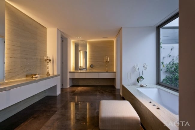 Design Steinwand indurekte Beleuchtung Badewanne