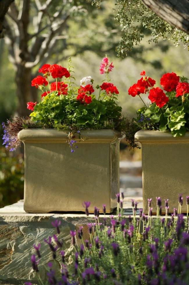 Moderne Keramik-Gefäße für Blumen Garten anlegen