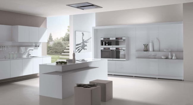 Moderne Küche-mit Kochinsel-Weiß Konzept-Häcker Holzschränke Beige Hocker