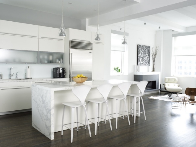 Moderne Küche-mit Kochinsel-Weiß schwarz Boden Küchenlösung-Marmor Arbeitsplatte