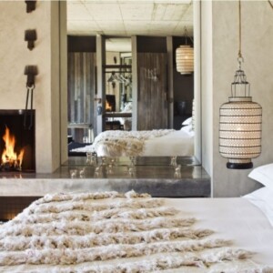 Residenz Schlafzimmer-Luxus Bettwäsche-Spiegelwand Pendelleuchten Kamin
