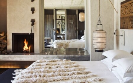 Residenz Schlafzimmer-Luxus Bettwäsche-Spiegelwand Pendelleuchten Kamin