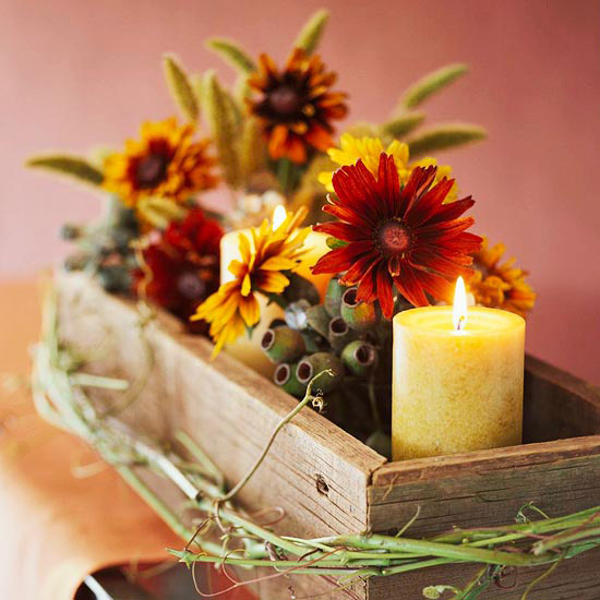 Rustikale Tischdekoration-mit Herbstlichen-Utensilien basteln Blumen Kerze-hölzern Herzenhalter