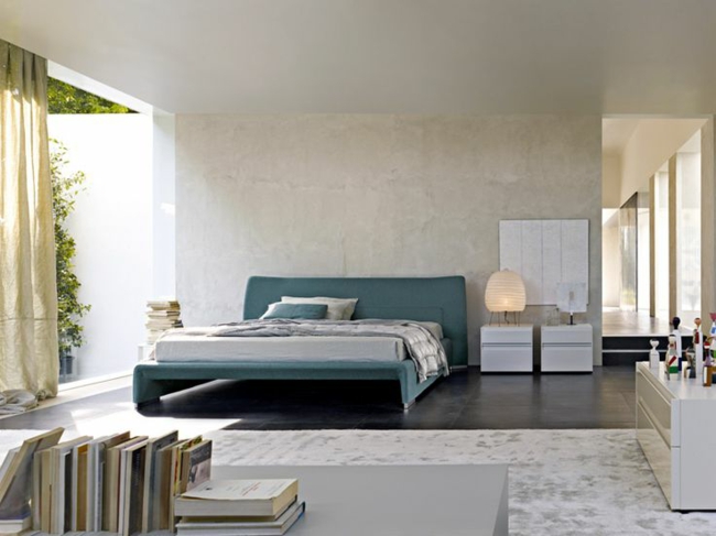 Schlafzimmer Einrichtung blaues Bett Nachttisch minimalistische Möbel