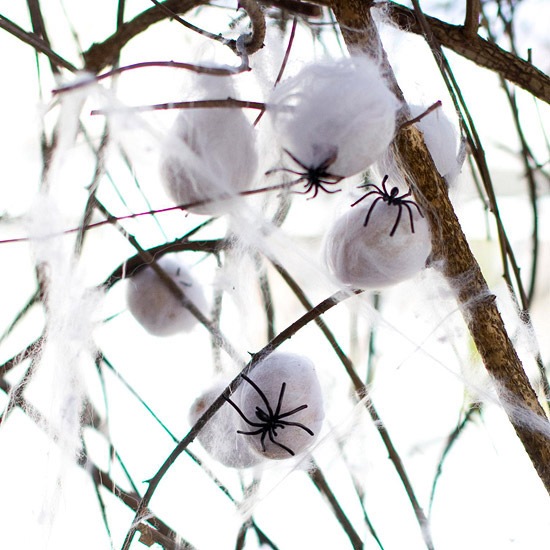 Spinnenweben selber machen-Halloween Schmuck-im Garten-Baumwollgewebe