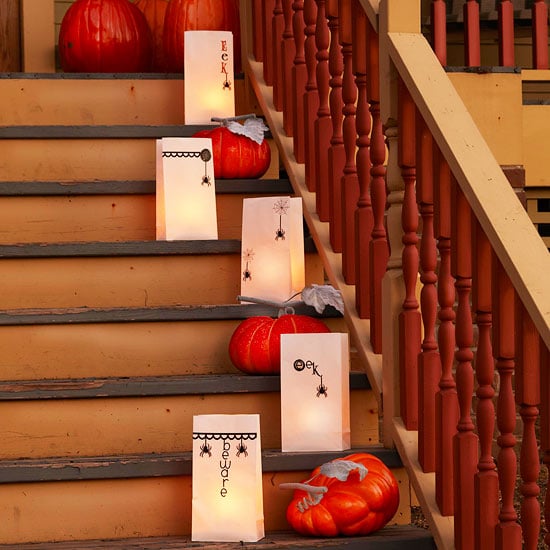 Treppengestaltung zum Halloween-dekorieren Laterne kürbisse 