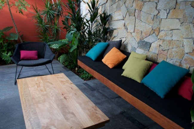 Urbaner Garten-Sitzgelegenheiten einrichten bunte Kissen