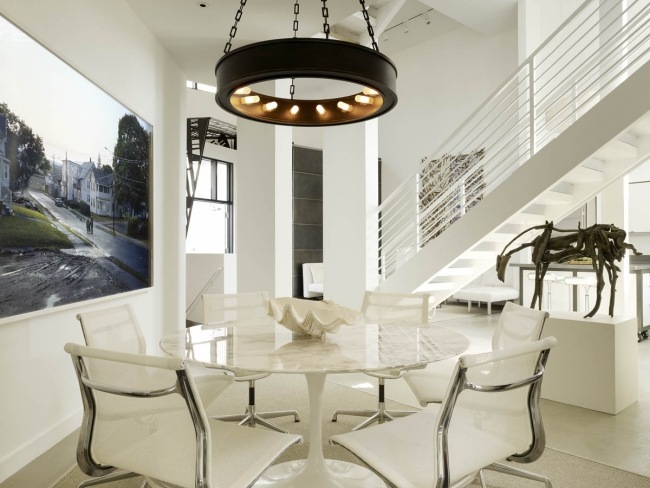 Venice Loft Maisonette Kalifornien-Innendesign Weiß-Esszimmer Stühle Skulpturen