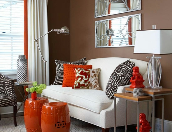Wandfarbe Wohnzimmer Schokoladen braun orange weiße Deko Spiegel Wand