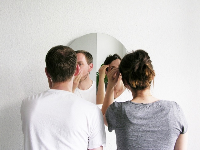 Wandspiegel Design für zwei Menschen-zeitgleich benutzbar
