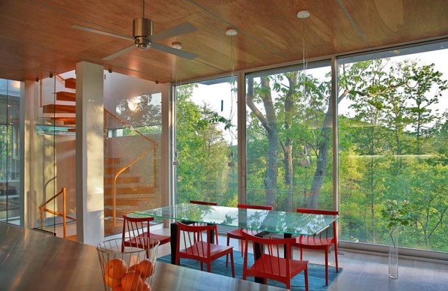 Wohnraum mit offenem Konzept-Rote Essstühle-Holz Innentreppe