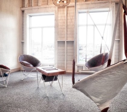 Wohnzimmer Landhausstil einrichten Designer Sessel Holztisch