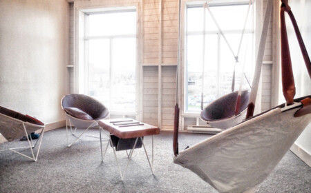 Wohnzimmer Landhausstil einrichten Designer Sessel Holztisch