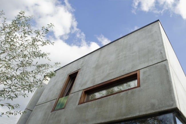Zweistöckiges Haus Gepo-Belgien Beton-Holz Glas Fassade