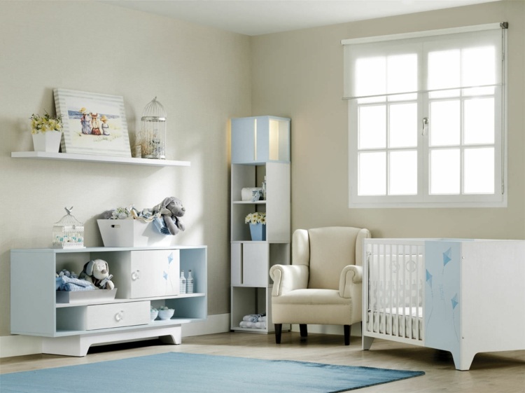 babyzimmer-komplett-gestalten-hellblau-weiss-ros-designteppich-eckschrank