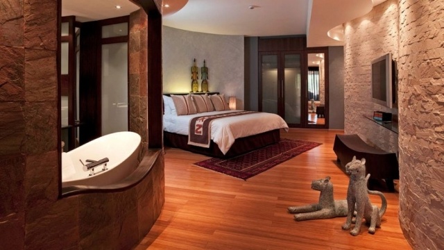 badewanne im schlafzimmer hotel bilder natursteinwand dielenboden