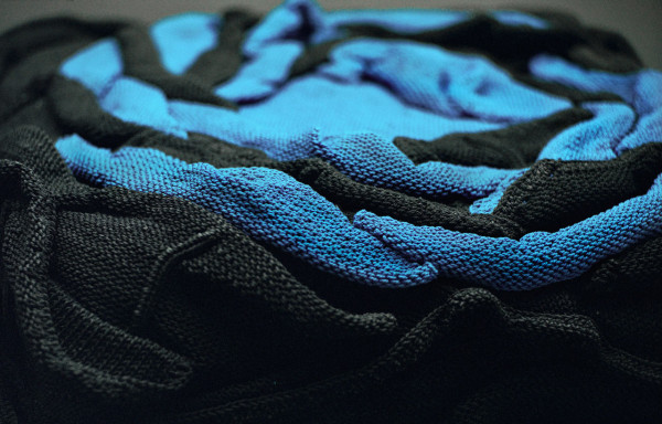 blau schwarz gestricktes möbel design von monomoka