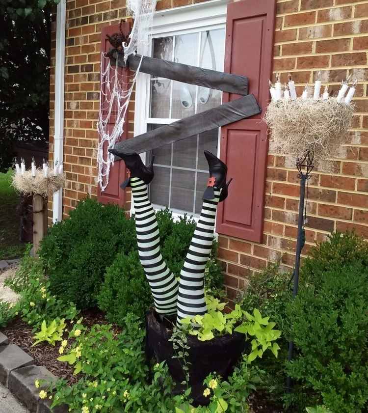 Deko Ideen zu Halloween -hexe-backsteinwand-straecher-beine-deko-spinnennetz-garten