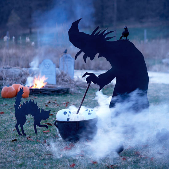 deko ideen zur halloween garten hexen silhouette hexenkessel katze