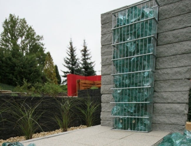 gabionenmauer garten selber bauen  akzent glas steine