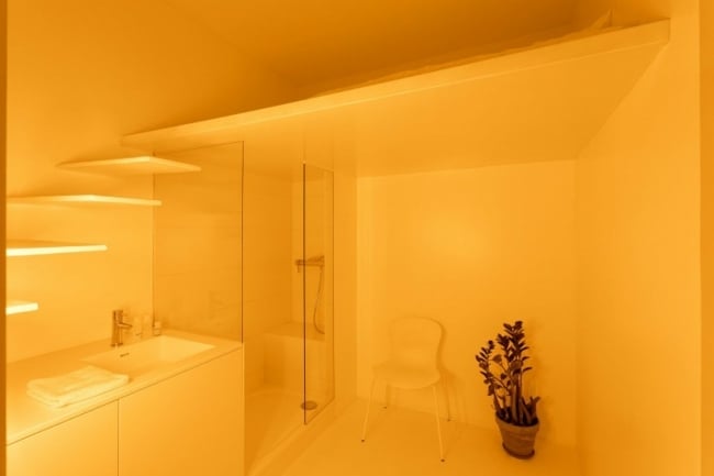 gelbe Beleuchtung unter Treppe Badezimmer