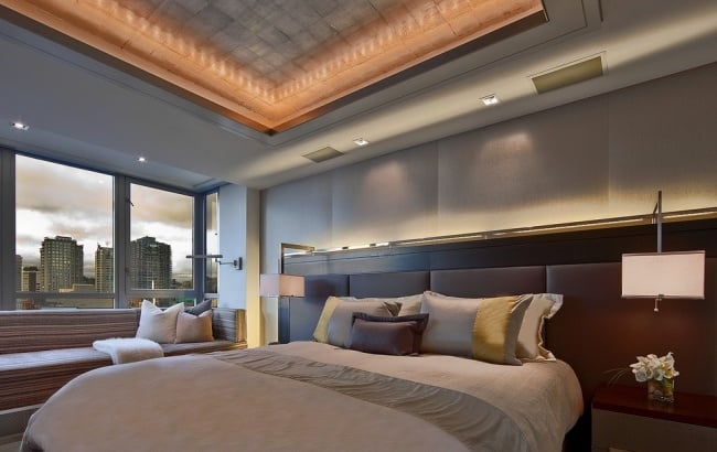 modern schlafzimmer abgehängte decke grau braun led einbauleuchten