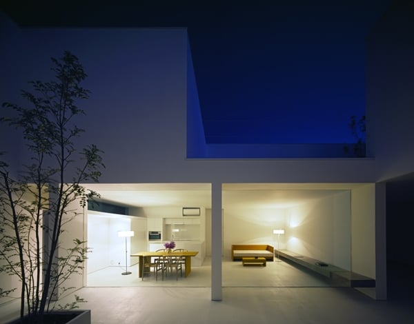 glaswand ausblick minimalistisches wohnhaus in weiß