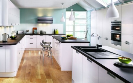 große-moderne-Küche-dachfenster-weiße-möbel-schwarze-arbeitsplatten
