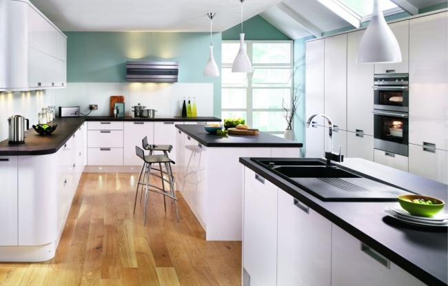  moderne Küche dachfenster weiße möbel schwarze arbeitsplatten