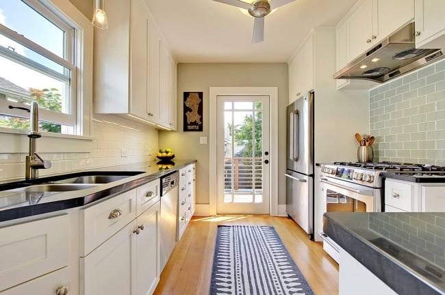 große moderne Küche landhaus weiß fliesenspiegel dielenboden