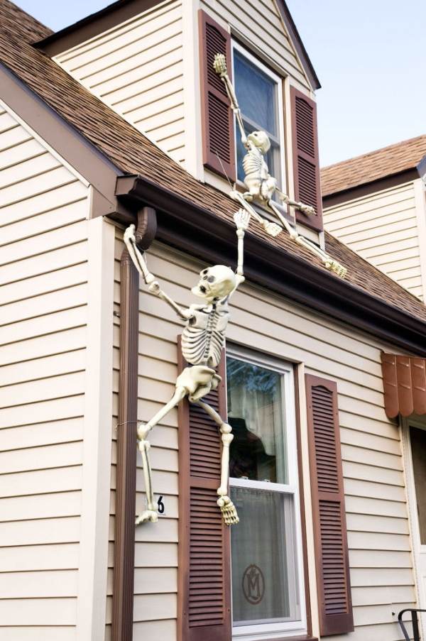 halloween außendeko ideen skelette klettern haus