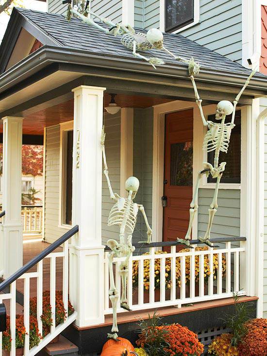 halloween außendeko ideen skeletten klettern veranda